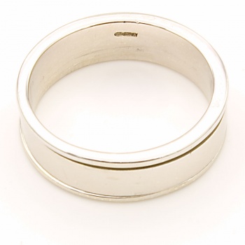 9ct white gold 7g Wedding Ring size T
